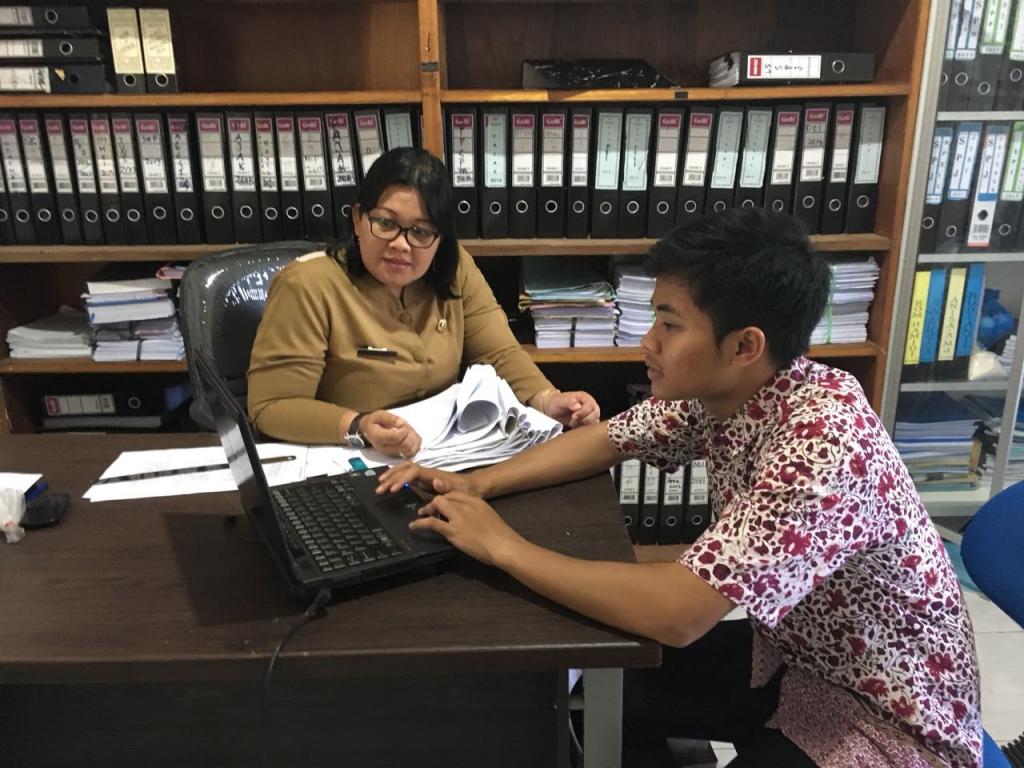 Bendahara Dinas Kebudayaan sedang belajar membuat bukti potong