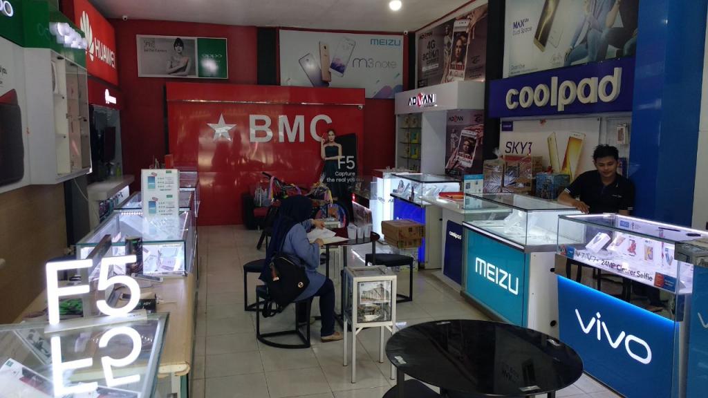 Bagian toko yang melayani terkait penjualan handphone