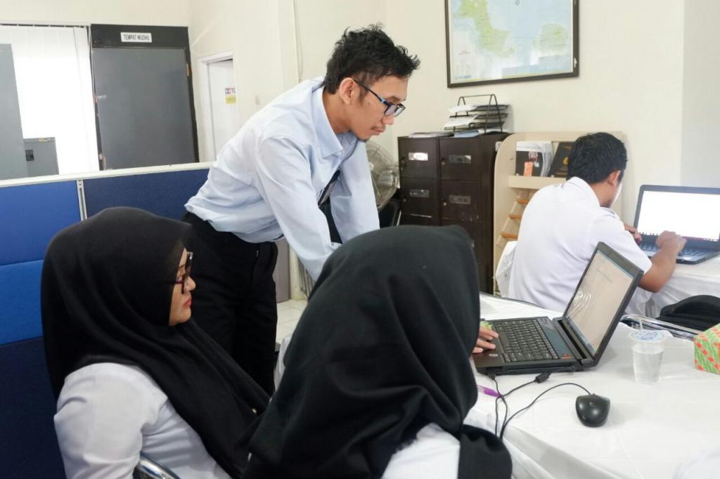 Pegawai KP2KP Toboali membantu peserta Bimtek dalam pengisian formulir bukti pemotongan PPh 1721 A2.