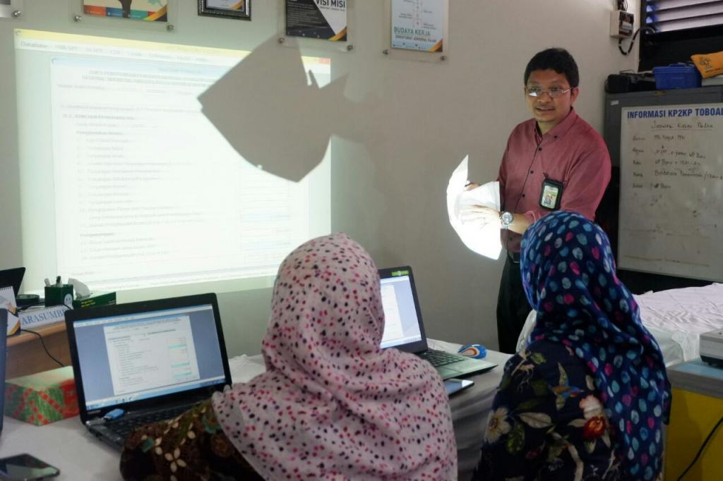 Erwin Siahaan memberikan pengarahan kepada peserta Bimtek.