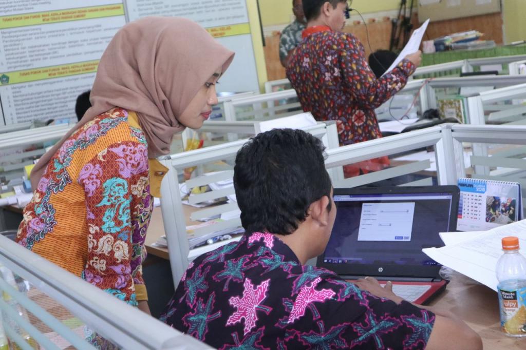 Tampak juga salah satu Duta Pajak Unija Sumenep ikut membantu para guru menyelesaikan pelaporan SPT e-filing.