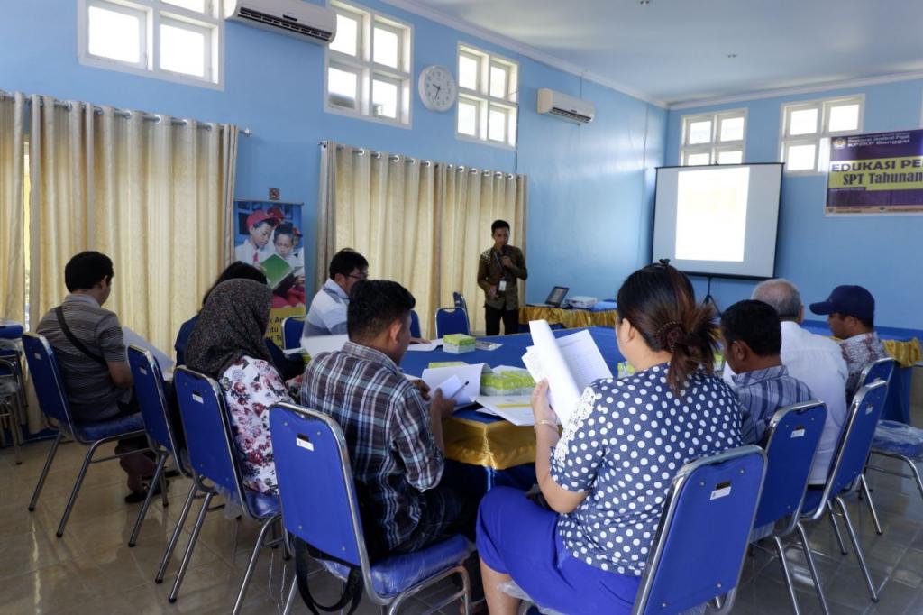 Petugas KP2KP menyampaikan materi perpajakan