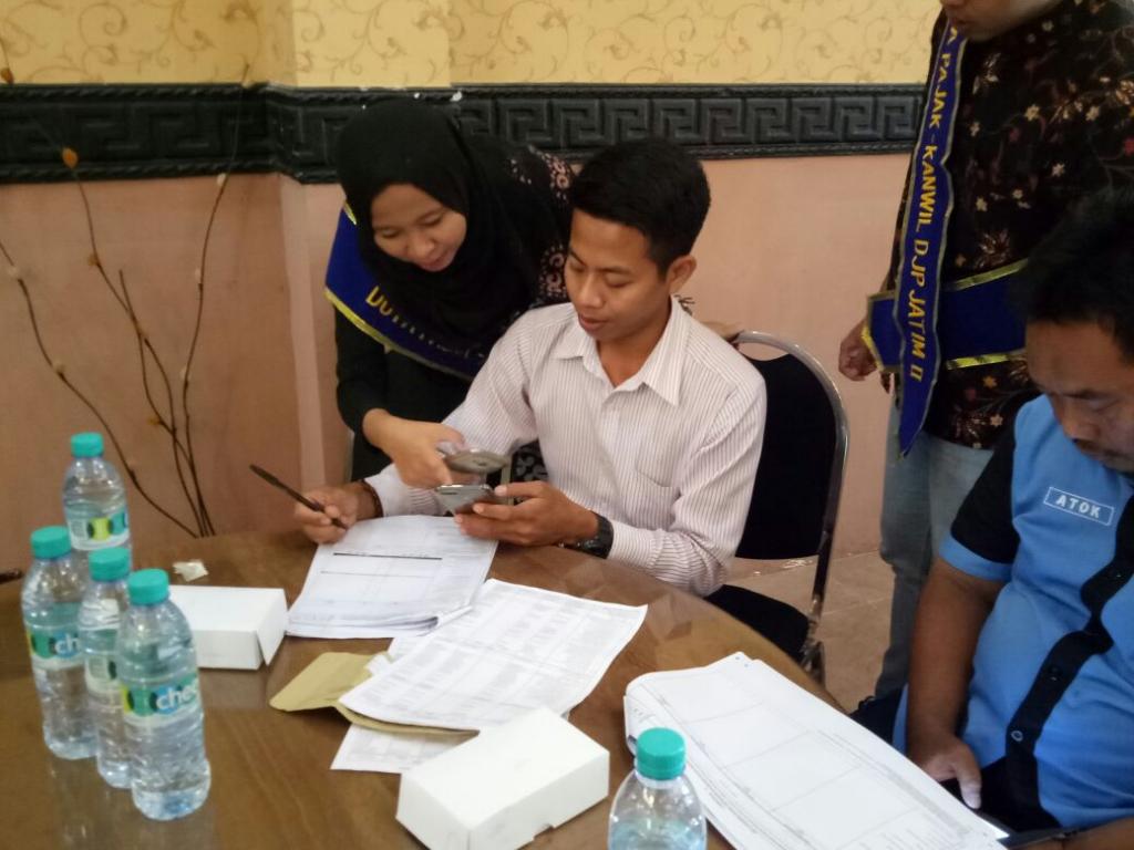 Salah satu perwakilan Koperasi sedang dibantu pengisian SPT nya oleh Duta Pajak Unija Sumenep