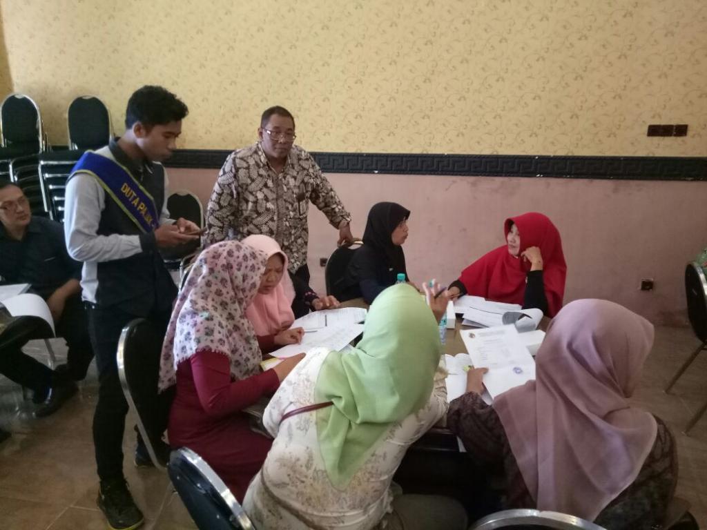 Kepala KP2KP Sumenep, Hario Widodo juga tampak membantu peserta dalam pengisian SPT.