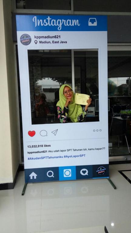 Wajib pajak berfoto di photoboth KPP