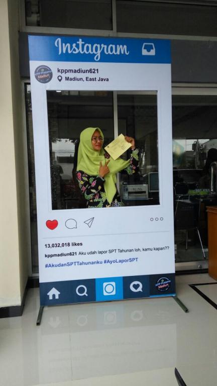 Wajib pajak berfoto di photoboth KPP