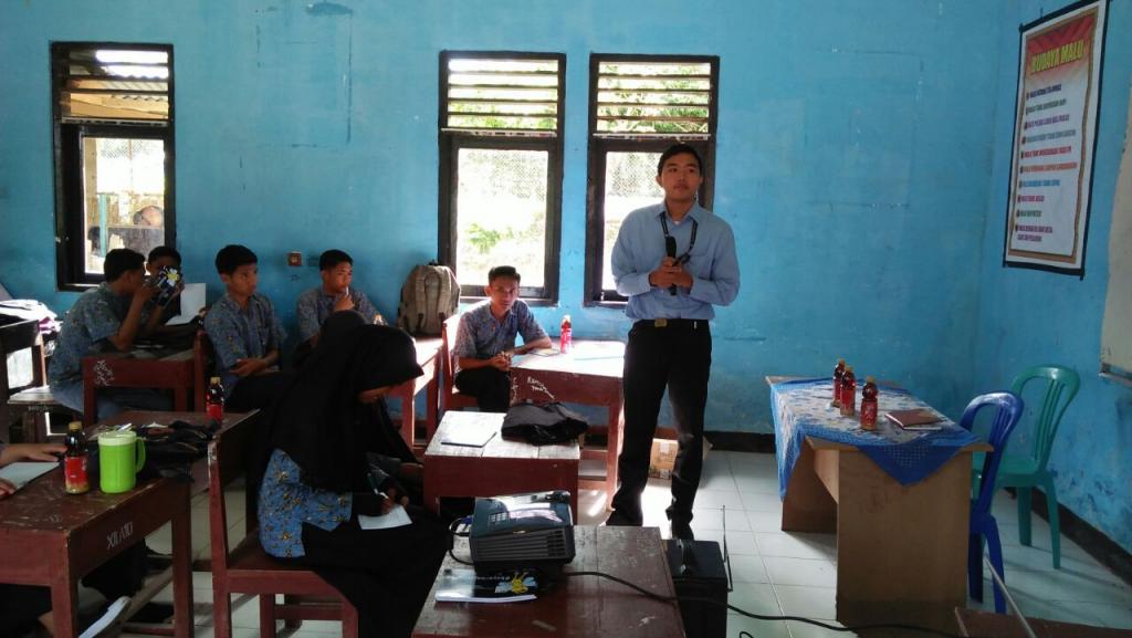 Pemberian materi oleh pegawai KP2KP Taliwang dengan materi sadar dan peduli pajak