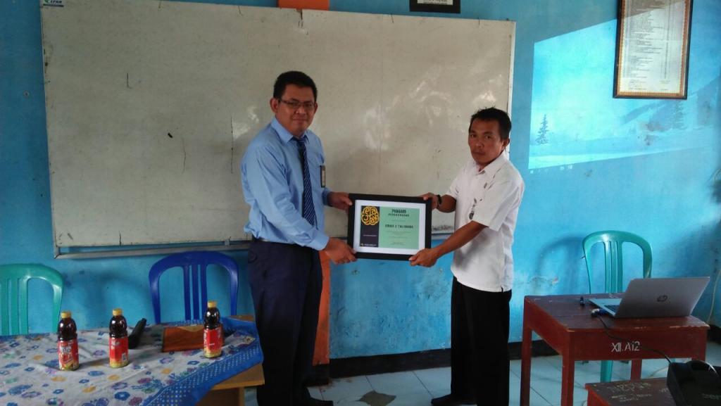 Pemberian Penghargaan kepada SMAN 2 Taliwang atas partisipasinya dalam kegiatan sadar dan peduli pajak