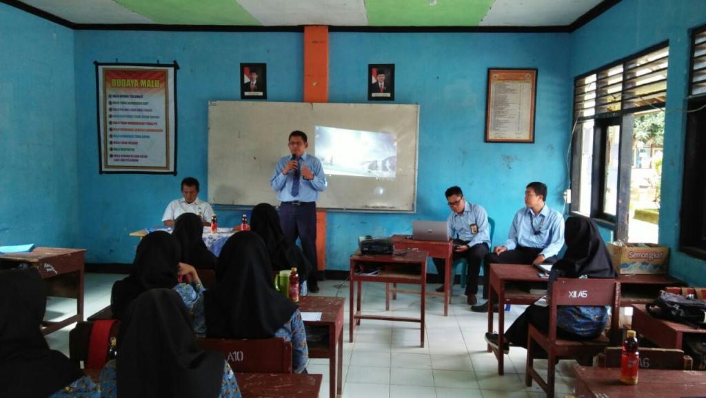 Kepala Kantor KP2KP Taliwang memberikan sambutan ditemani Kepala Sekolah SMAN 2 Taliwang