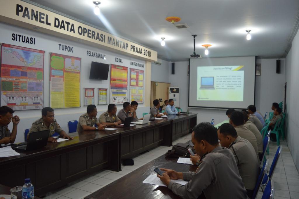 Para Peserta Menyimak Materi Yang Disampaikan