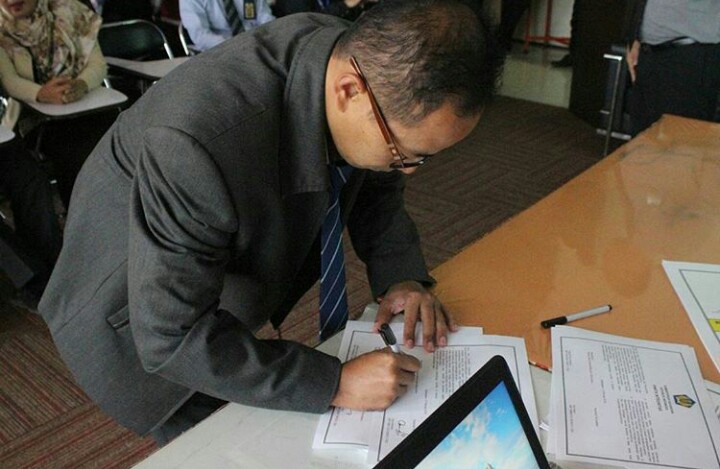 Kepala Seksi Ekstensifikasi dan Penyuluhan menandatangani Pakta Integritas