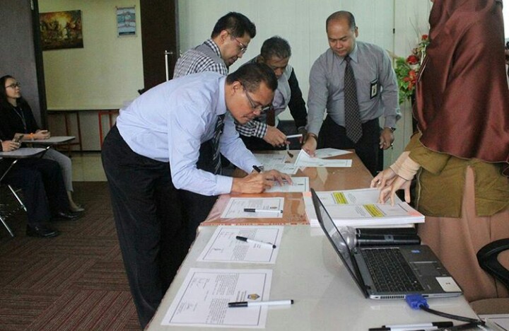 Kepala Seksi Pelayanan menandatangani Pakta Integritas