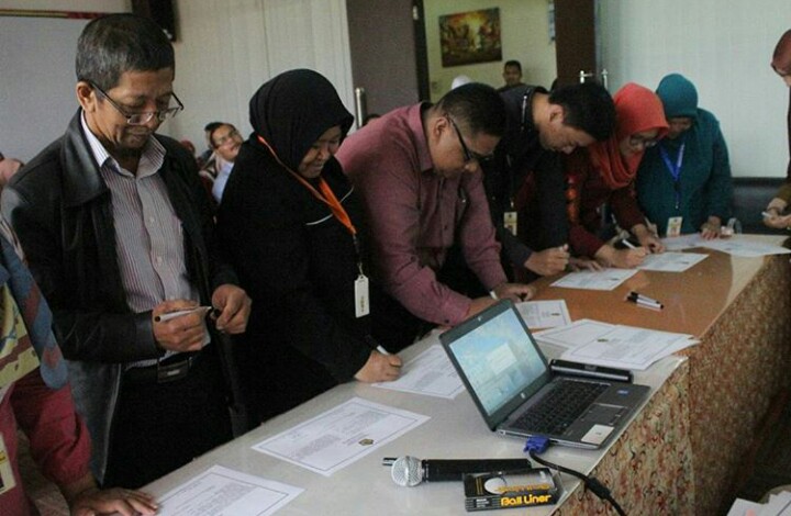 Seluruh pegawai menandatangani Pakta Integritas