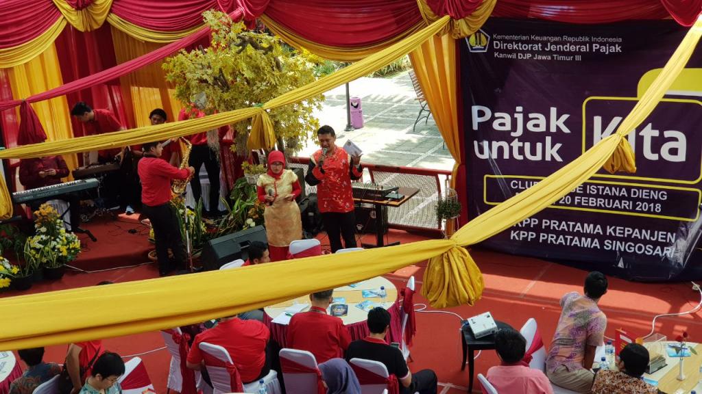 Busana MC dan dekorasi acara yang senada