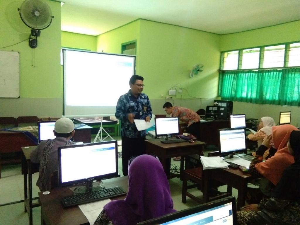 Andika Darma, pelaksana KP2KP Sumenep memberikan sedikit paparan