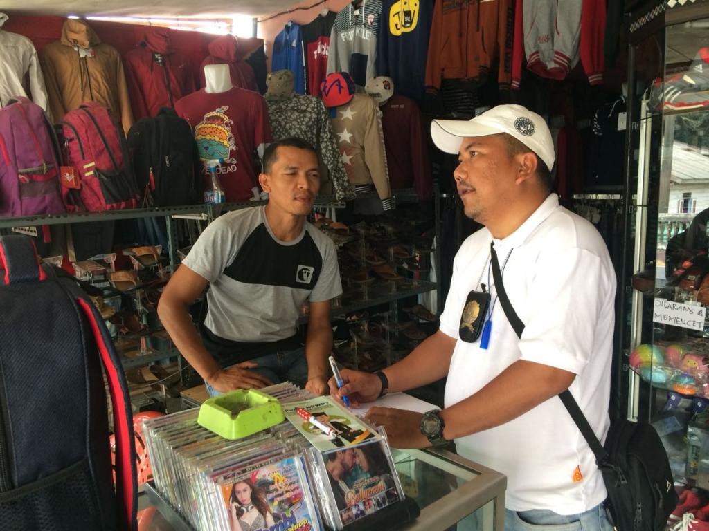 Petugas mengimbau wajib pajak untuk meningkatkan pembayaran pajaknya sesuai dengan penghasilan yang diperolehnya.