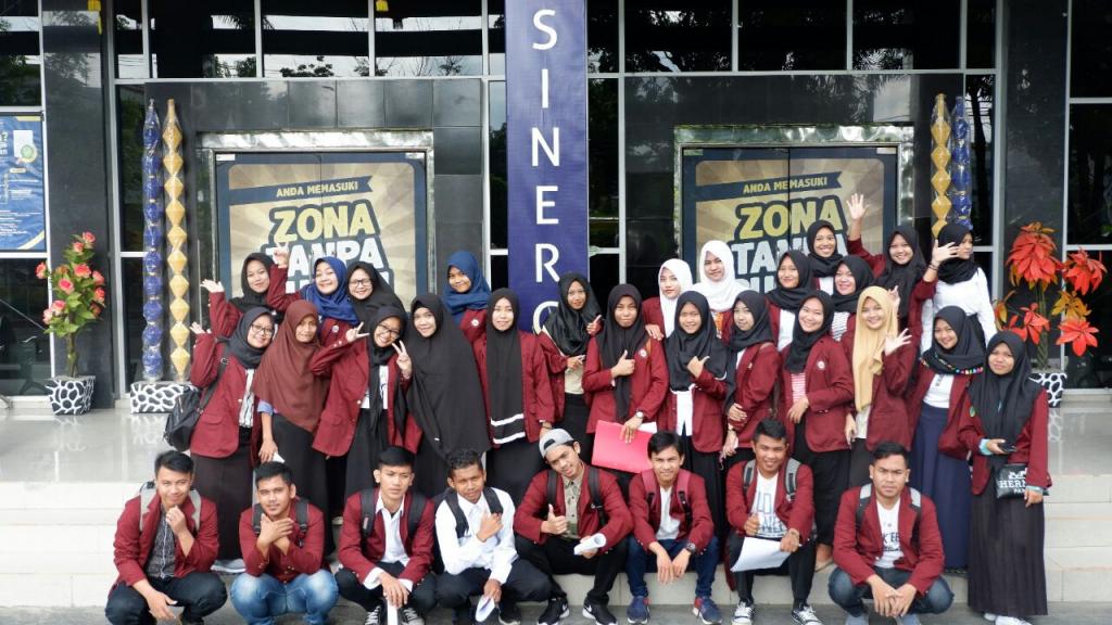 Foto bersama mahasiswa pada pintu masuk berposter “Zona Bebas Pungli”