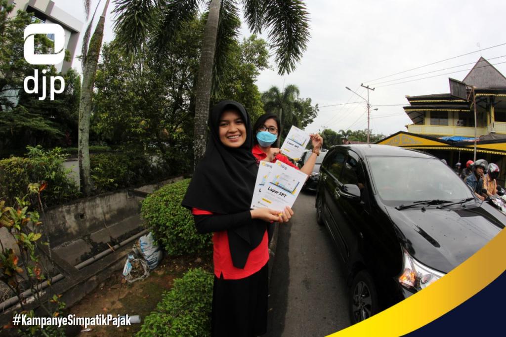 Melakukan Aksi Simpatik SPT Tahunan di jalan - jalan protokol (2)