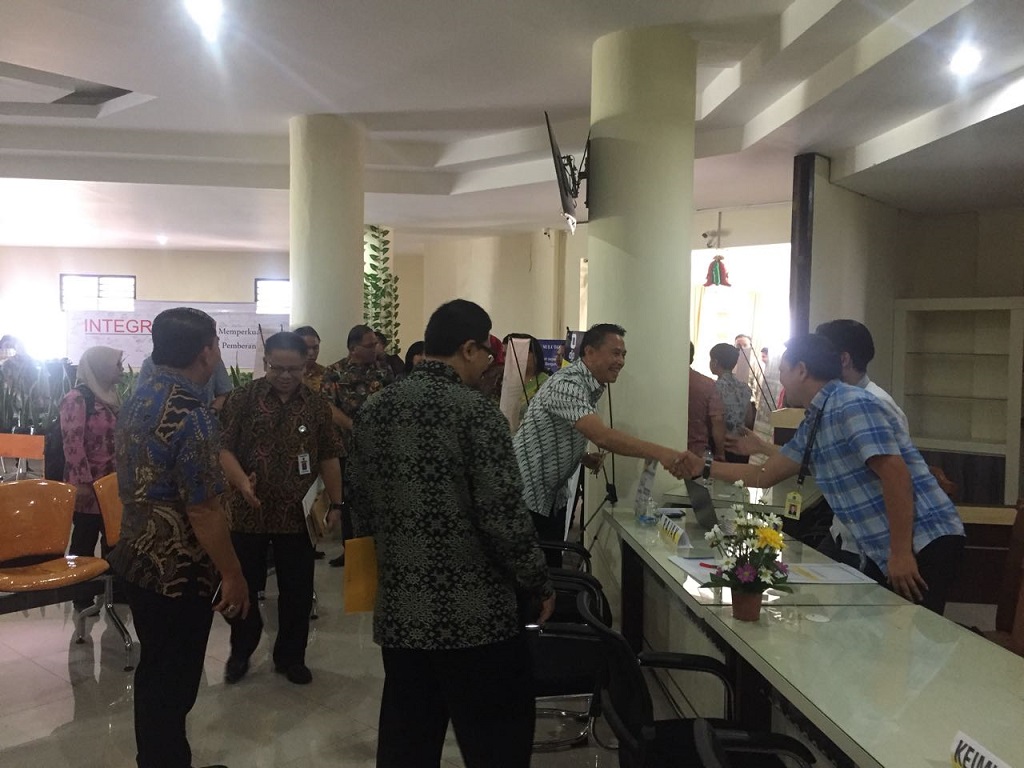 Walikota Tomohon saat mengunjungi gerai pajak