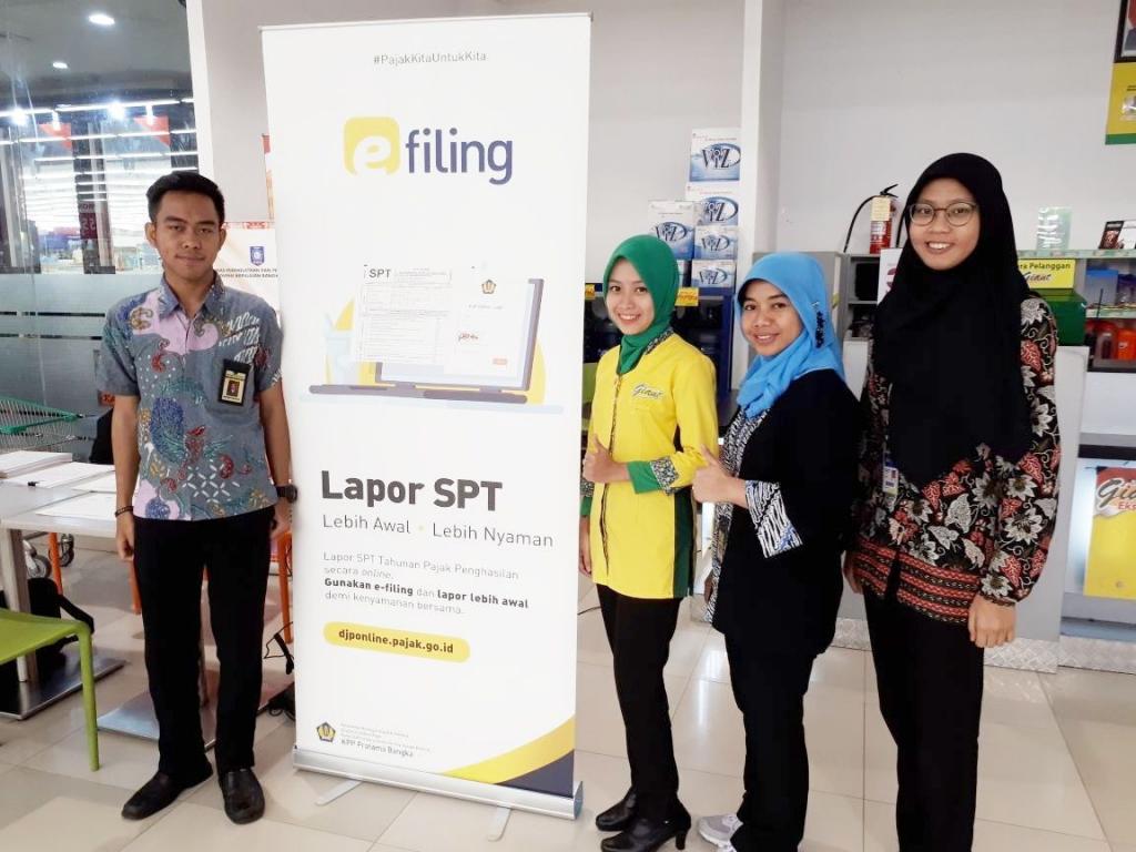 Petugas pojok pajak dan karyawan Giant Supermarket Bangka.