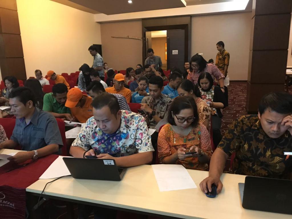 Peserta datang bergiliran sesuai dengan shift masing-masing