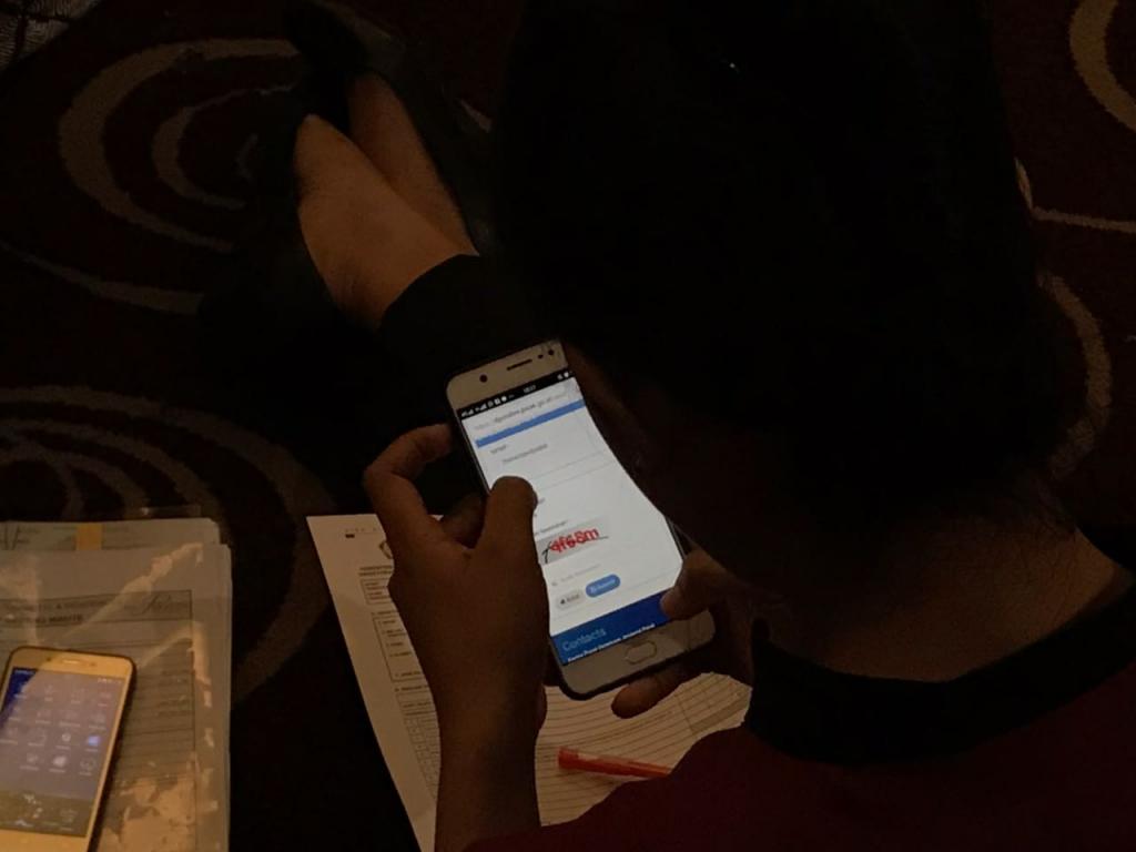 Salah satu karyawati melakukan pengisian e-filing melalui HP