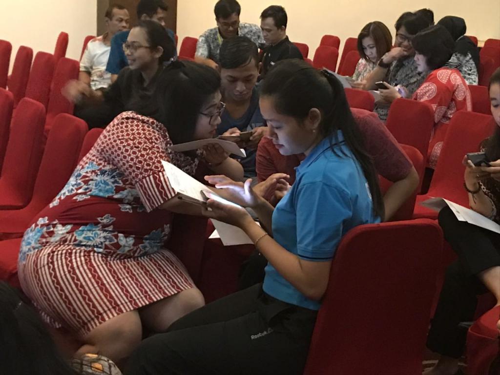 Peserta saling mengajari cara pengisian SPT Tahunan PPh OP melalui e-Filing