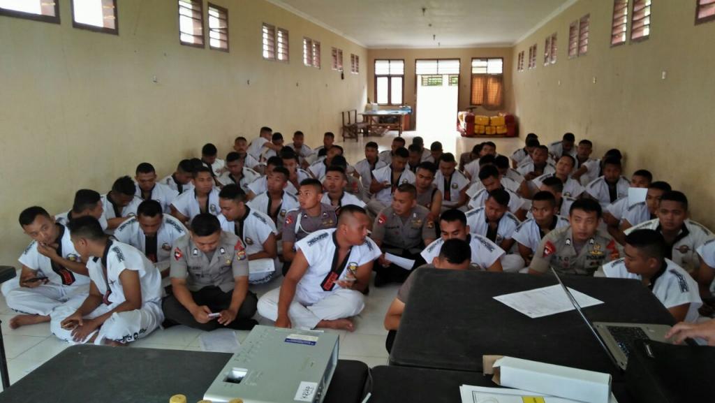Suasana di aula markas brimob, peserta sangat antusias mendengar arahan