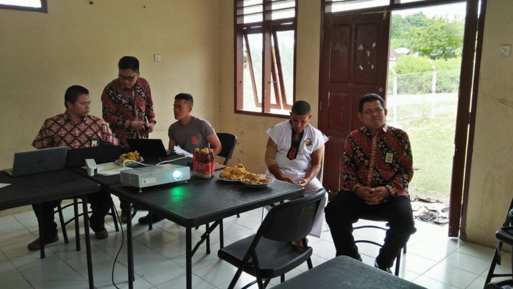 Pegawai KP2KP Taliwang bersama Kepala Markas Brimob