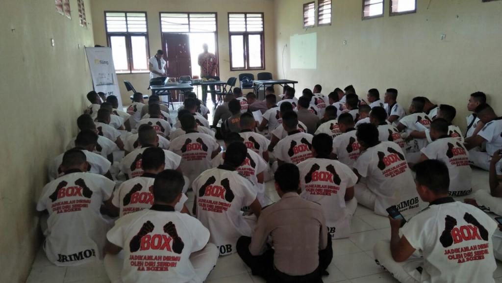 Anggota Markas Brimob (peserta) mendengarkan arahan terkait efiling