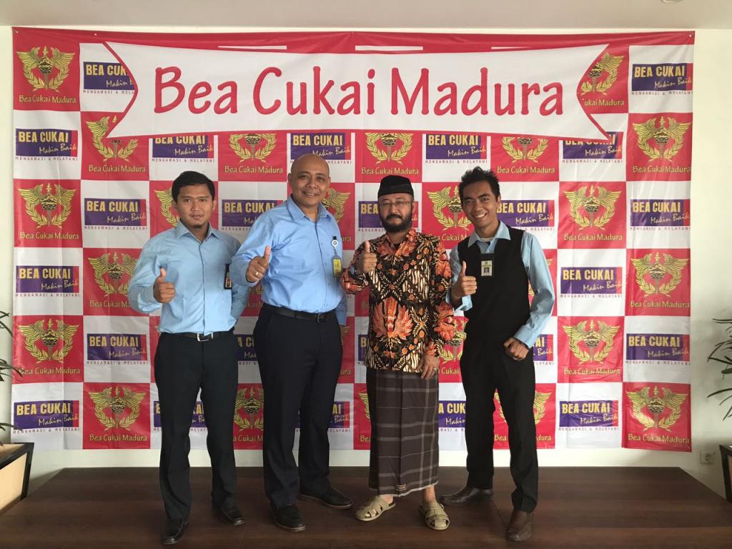 Rombongan KPP Pratama Pamekasan berfoto bersama Kepala Kantor Bea Cukai Madura