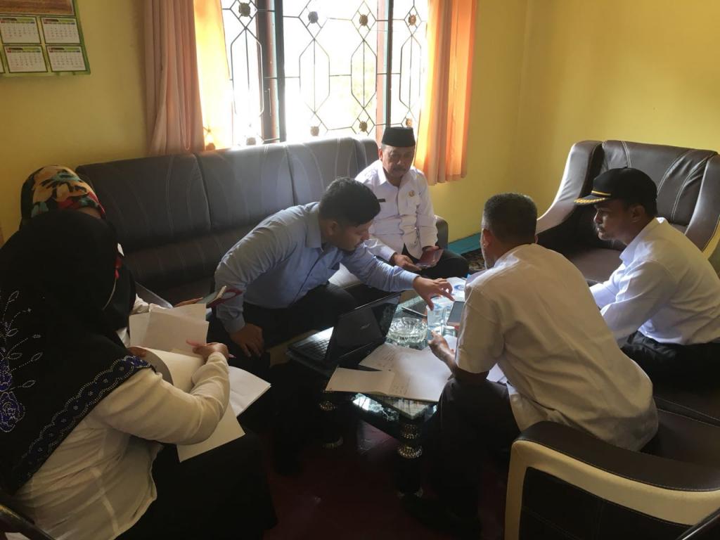 Beberapa pegawai tampak dipandu dalam pengisian e-Filing