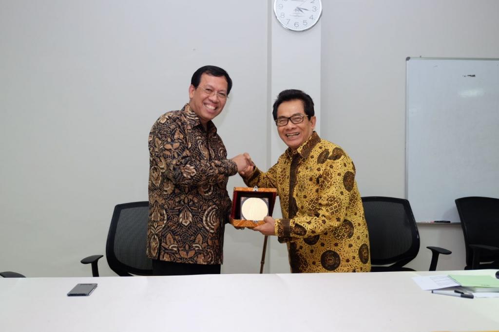 Direktur Jenderal Pajak dan Ketua Umum Ikatan Konsultan Pajak Indonesia (IKPI) menandatangani Kesepakatan Bersama antara Direktorat Jenderal Pajak dan Ikatan Konsultan Pajak Indonesia tentang Kerja Sama Sosialisasi, Edukasi, dan Peningkatan Peran Profesi Konsultan Pajak Anggota Ikatan Konsultan Pajak Indonesia dalam turut serta Membangun Kesadaran dan Kepatuhan Masyarakat di Bidang Perpajakan