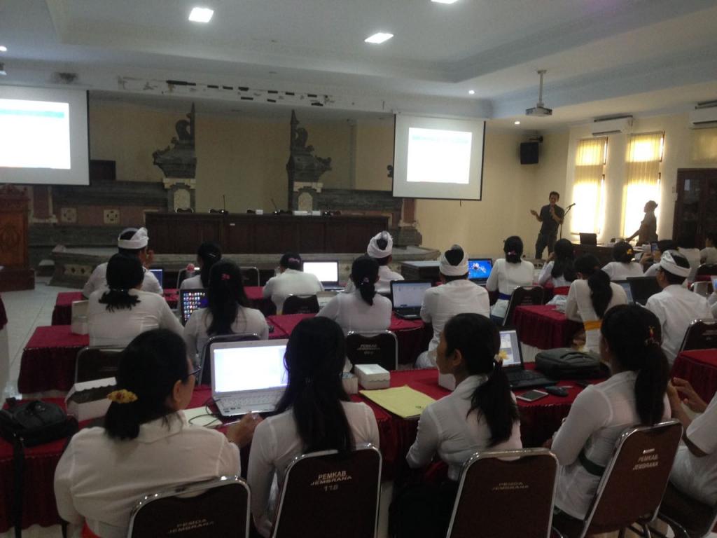 kegiatan penyuluhan sekaligus memberikan edukasi perpajakan tentang Kompensasi PPh Pasal 21 dan Pembuatan Bukti Potong A2 di Kantor Bupati Jembrana, Jembrana Bali