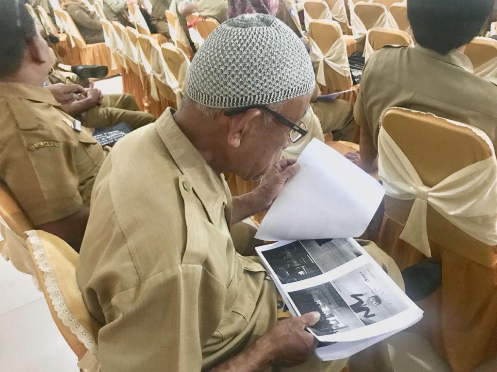 Wajib Pajak membaca materi mengenai pelaporan e-filing