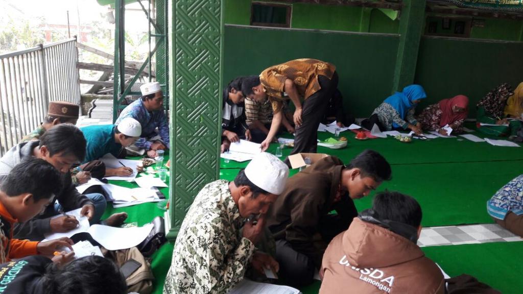 Ilham, Account Representative KPP Bojonegoro melihat pengisian SPT oleh pengurus TPQ