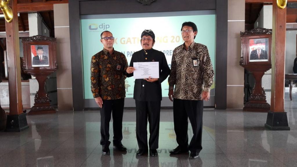 Plt. Bupati Banyumas berfoto bersama Kepala Kanwil DJP Jateng II, Plt Kepala KPP Pratama Purwokerto menunjukkan bukti pelaporan SPT Tahunan