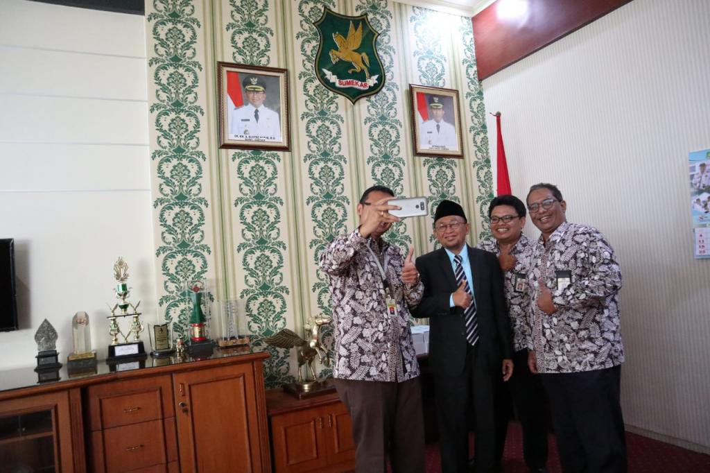 Bupati juga menyempatkan untuk berswafoto bersama tim KP2KP Sumenep
