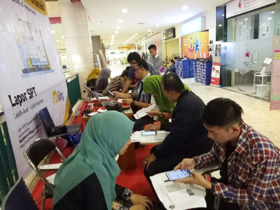 Wajib Pajak antusias dibimbing e-Filing dengan smartphone