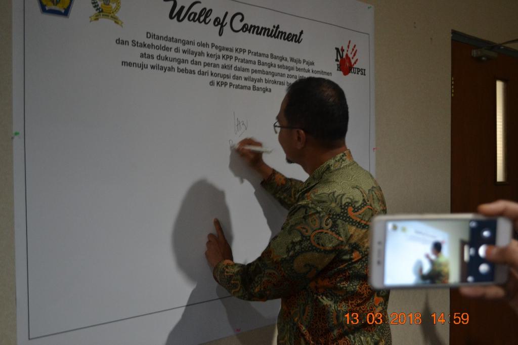 Kepala KPP Pratama Bangka menandatangani Wall of Commitment