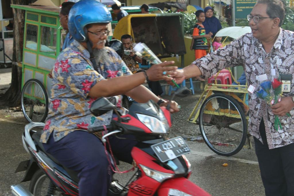 Kepala KP2KP Sumenep, Hario Widodo juga ikut membagikan bunga