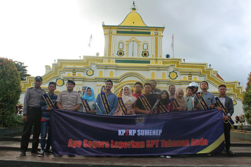 Tim dari KP2KP, Duta Pajak, dan Pihak Kepolisian yang membantu kegiatan berfoto bersama