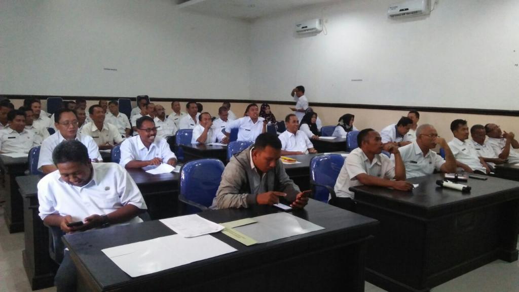 Para Pegawai PU Bina Marga Sumenep sedang mencoba aplikasi e-filing