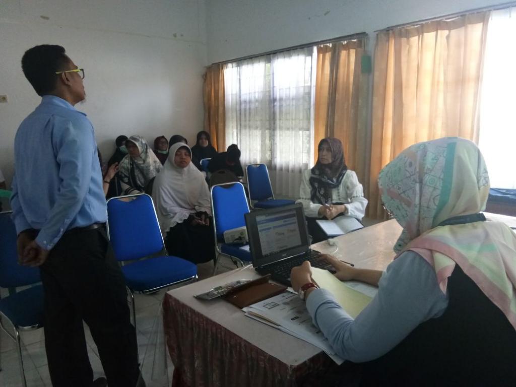 Tim penyuluh memberikan materi penyuluhan