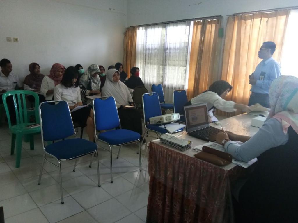 Tim penyuluh memberikan materi penyuluhan