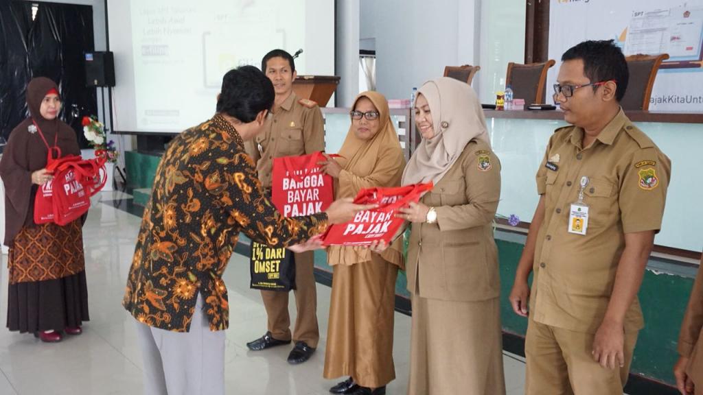 pemberian souvenir kepada peserta yang hadir tepat waktu