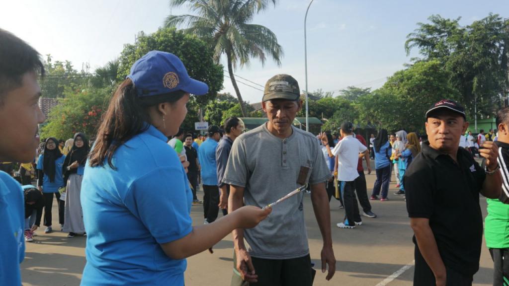 Pegawai bersama relawan pajak tax center UNSIKA memberikan leaflet pelaporan SPT Tahunan melalui efiling
