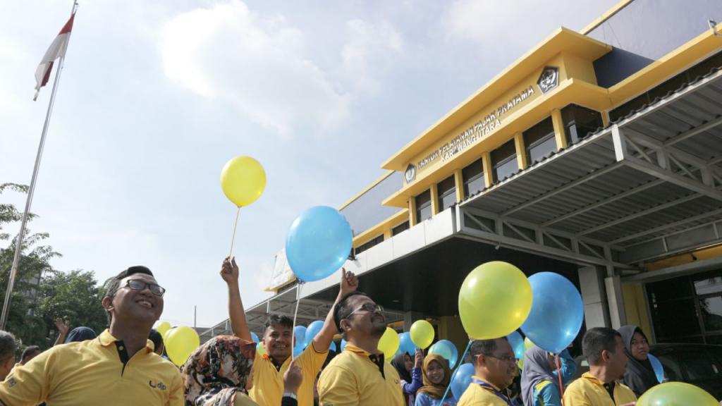 Para pegawai KPP Karawang Utara melakukan aksi simpatik pelaporan SPT Tahunan melalui efiling