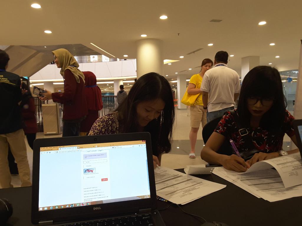 Pengunjung Mall yang sedang melakukan permohonan aktivasi EFIN