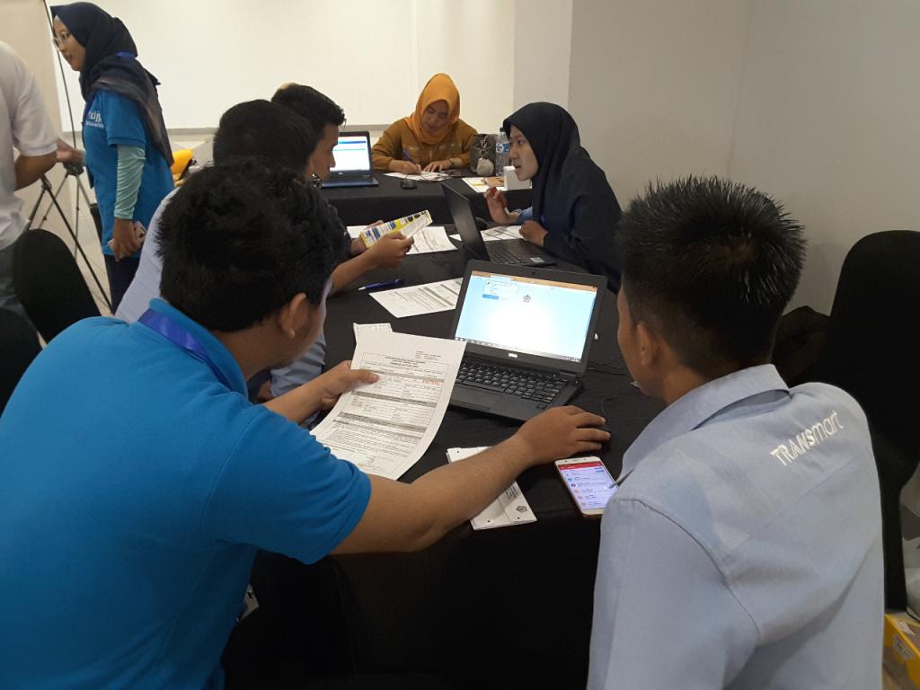 petugas sedang memberikan arahan untuk pagawai tenant Mall dalam melaporkan SPT Tahunan melalui efiling